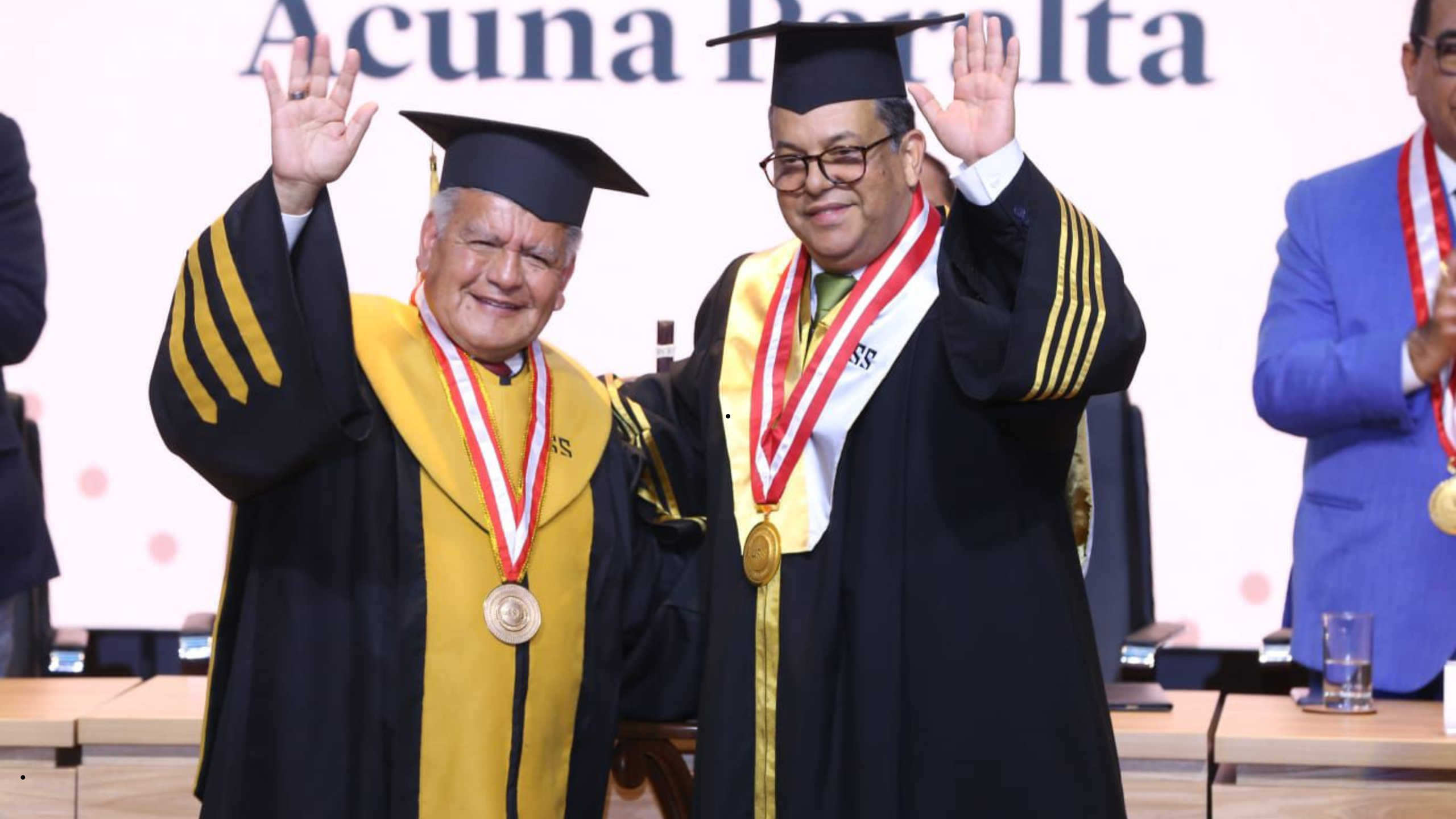 Universidad Señor de Sipán condecora a César Acuña