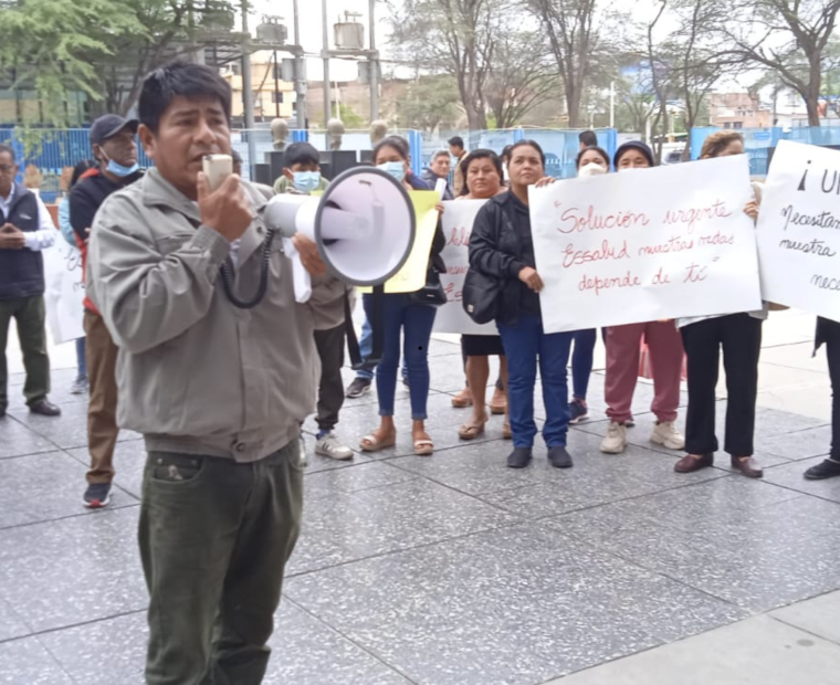Piura: pacientes de hemodiálisis realizan una nueva protesta