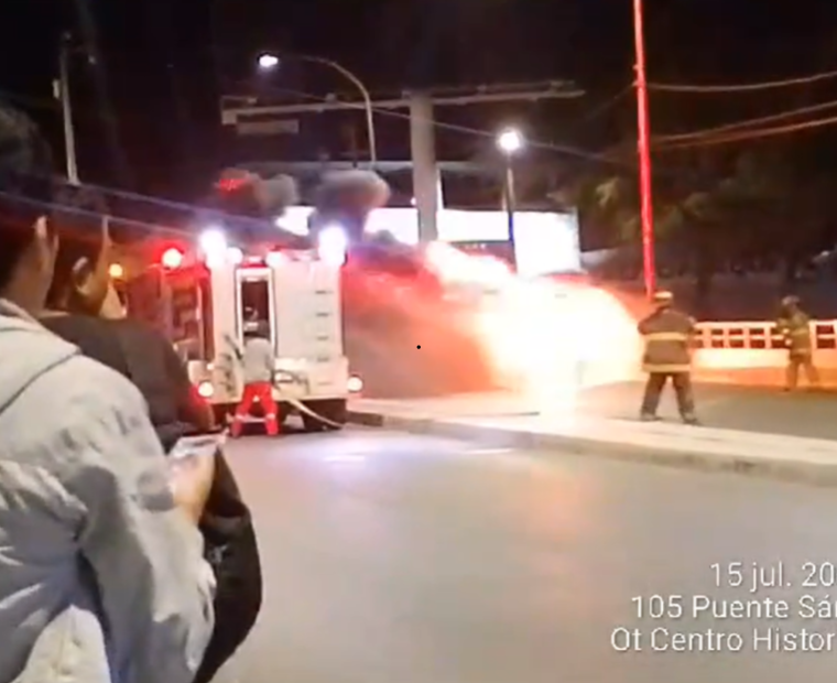 Piura: auto se incendia en puente Sánchez Cerro