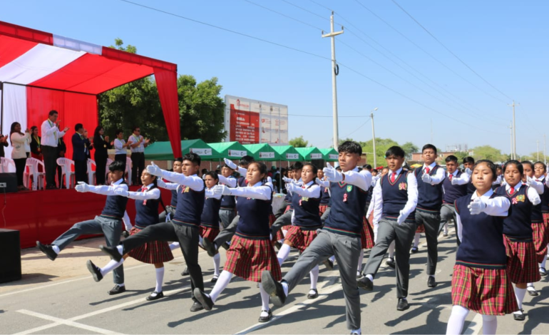 Distrito de Castilla celebra fiestas patrias con dos desfiles escolares