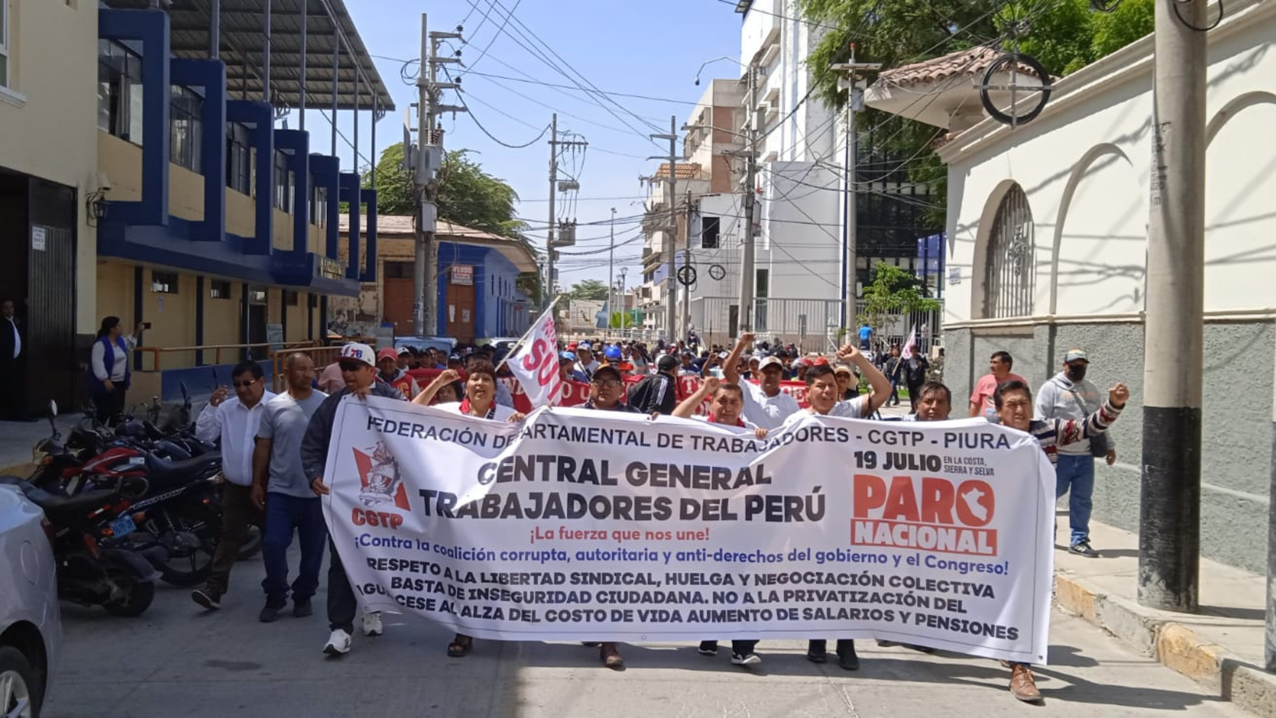 Piura: trabajadores marchan exigiendo aumento salarial y renuncia de Dina Boluarte