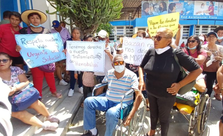 Piura: Familiares y pacientes con problemas renales protestan en hospital por falta de atención