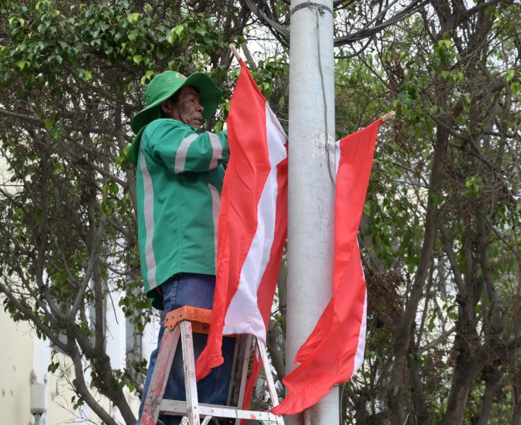 Piura: Colocan banderas en las calles del centro por mes patrio