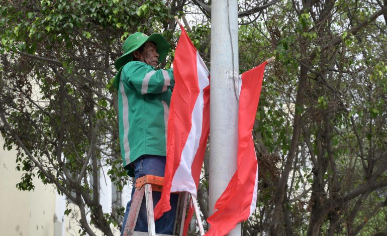Piura: Colocan banderas en las calles del centro por mes patrio