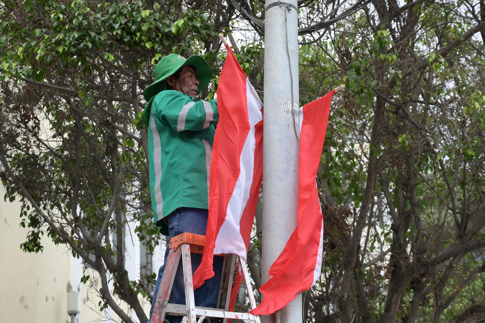 Piura: Colocan banderas en las calles del centro por mes patrio