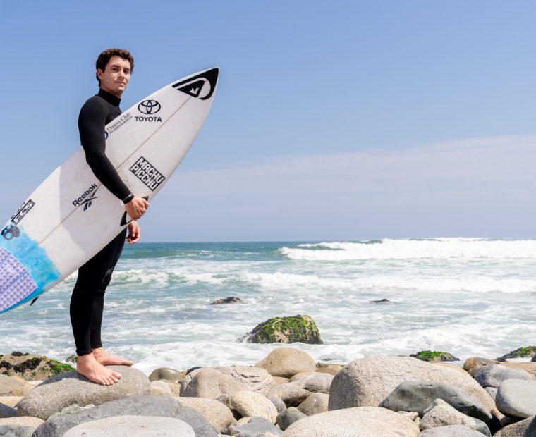 Lucca Mesinas, el surfista peruano que recolecta éxitos rumbo a los Juegos Olímpicos de París 2024