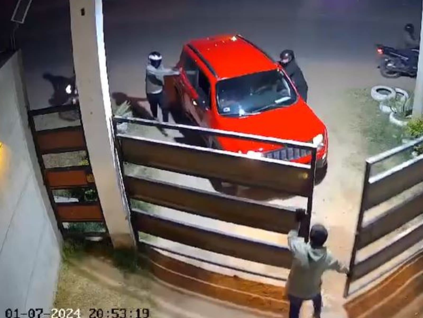 Piura: Delincuentes en motocicletas intentan asaltar a mujer que ingresaba a su casa