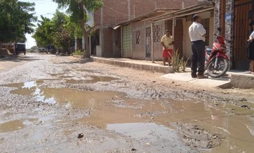 Piura: Aguas servidas inunda la antigua carretera a La Legua