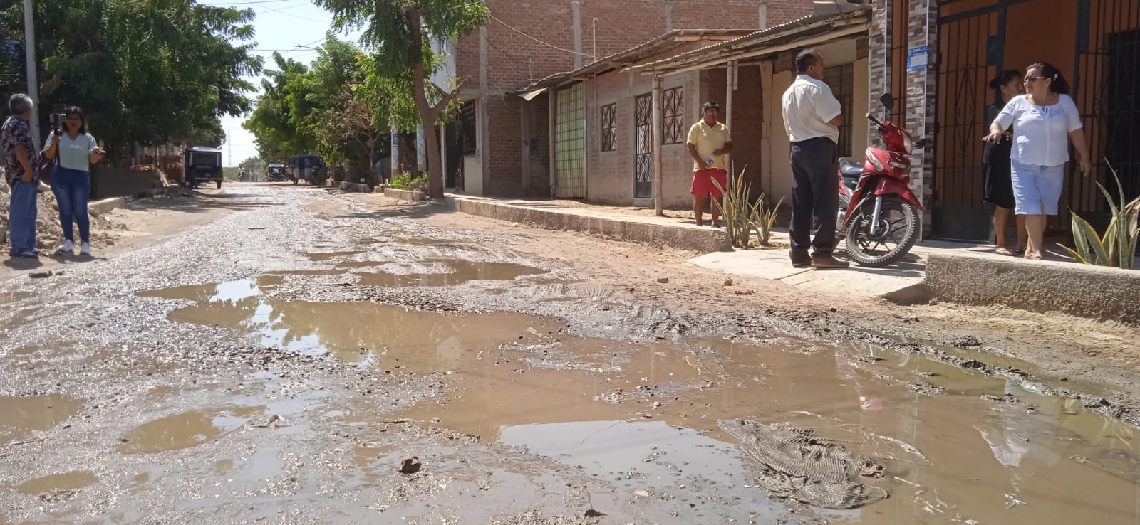 Piura: Aguas servidas inunda la antigua carretera a La Legua