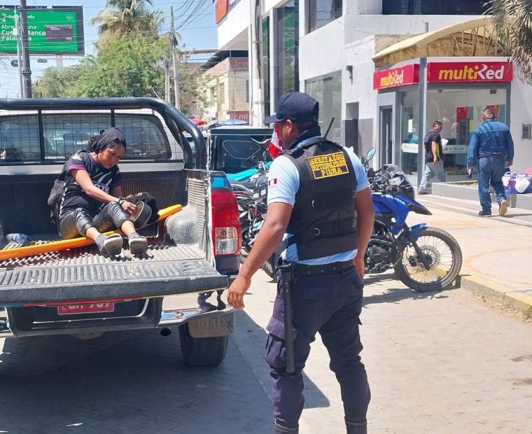 Piura: Iracunda fémina amenazaba con arma blanca a transeúntes cerca de mercado