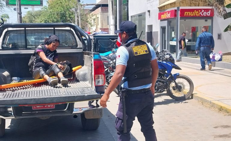 Piura: Iracunda fémina amenazaba con arma blanca a transeúntes cerca de mercado