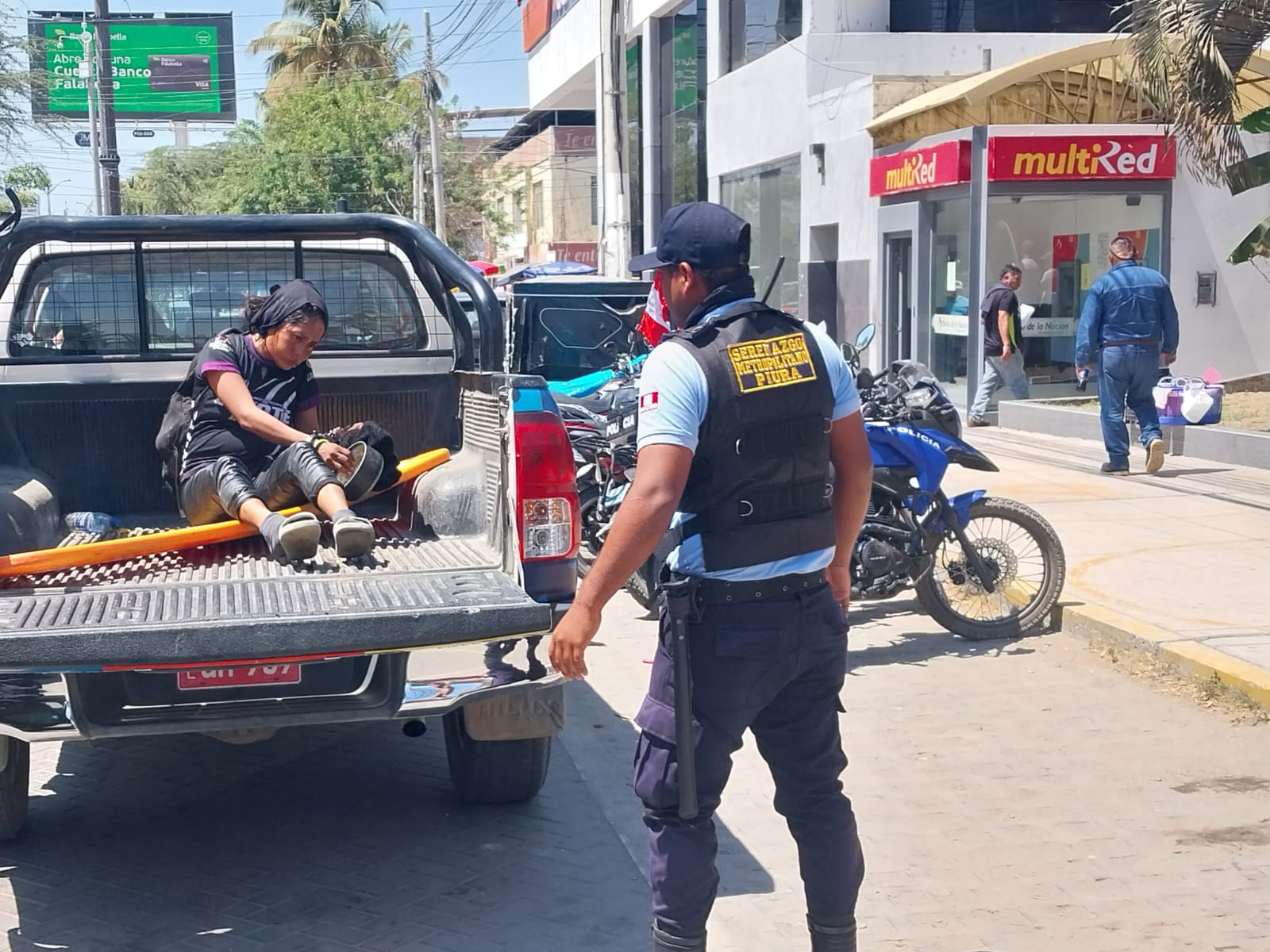 Piura: Iracunda fémina amenazaba con arma blanca a transeúntes cerca de mercado