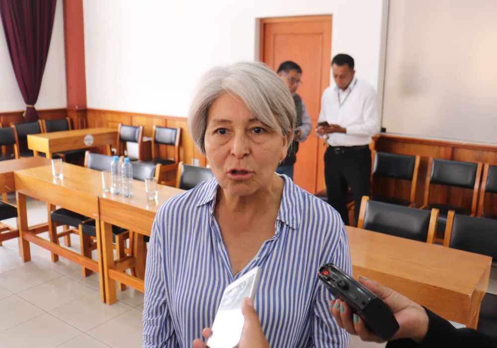 Persona no grata: Expulsan a huevazos de colegio a congresista Agüero