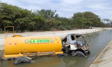 Piura: Un chofer se salva de morir carbonizado al incendiarse cisterna y caer al canal