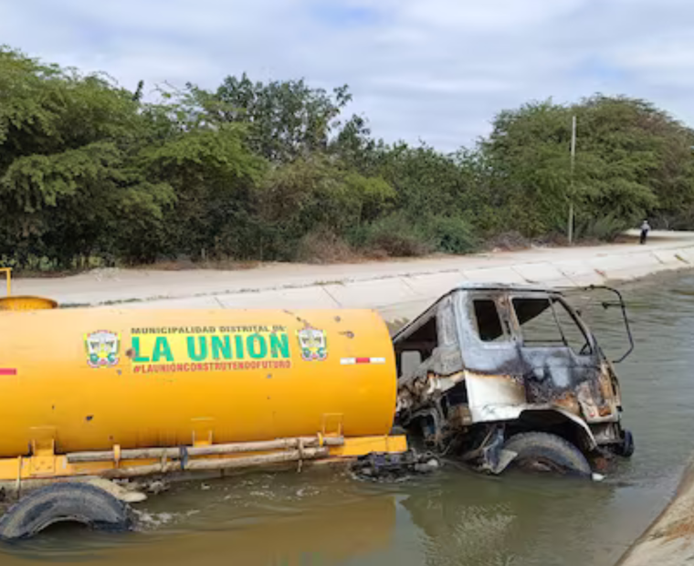 Piura: Un chofer se salva de morir carbonizado al incendiarse cisterna y caer al canal