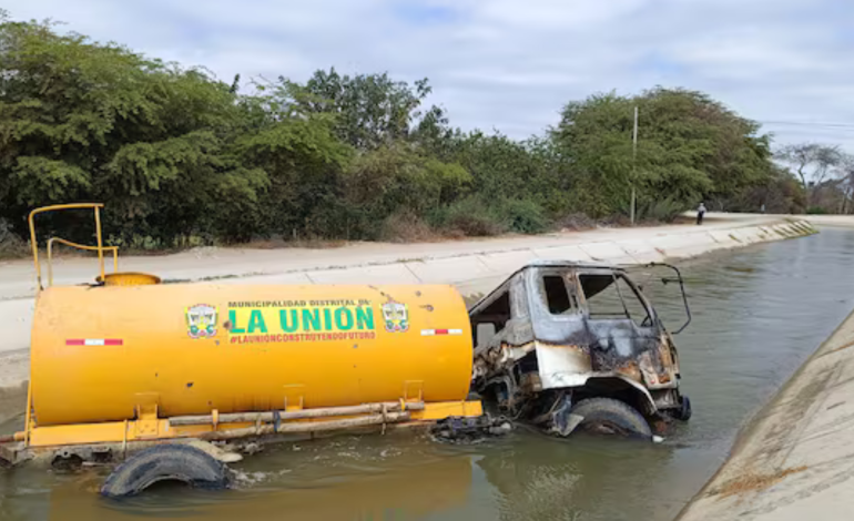 Piura: Un chofer se salva de morir carbonizado al incendiarse cisterna y caer al canal