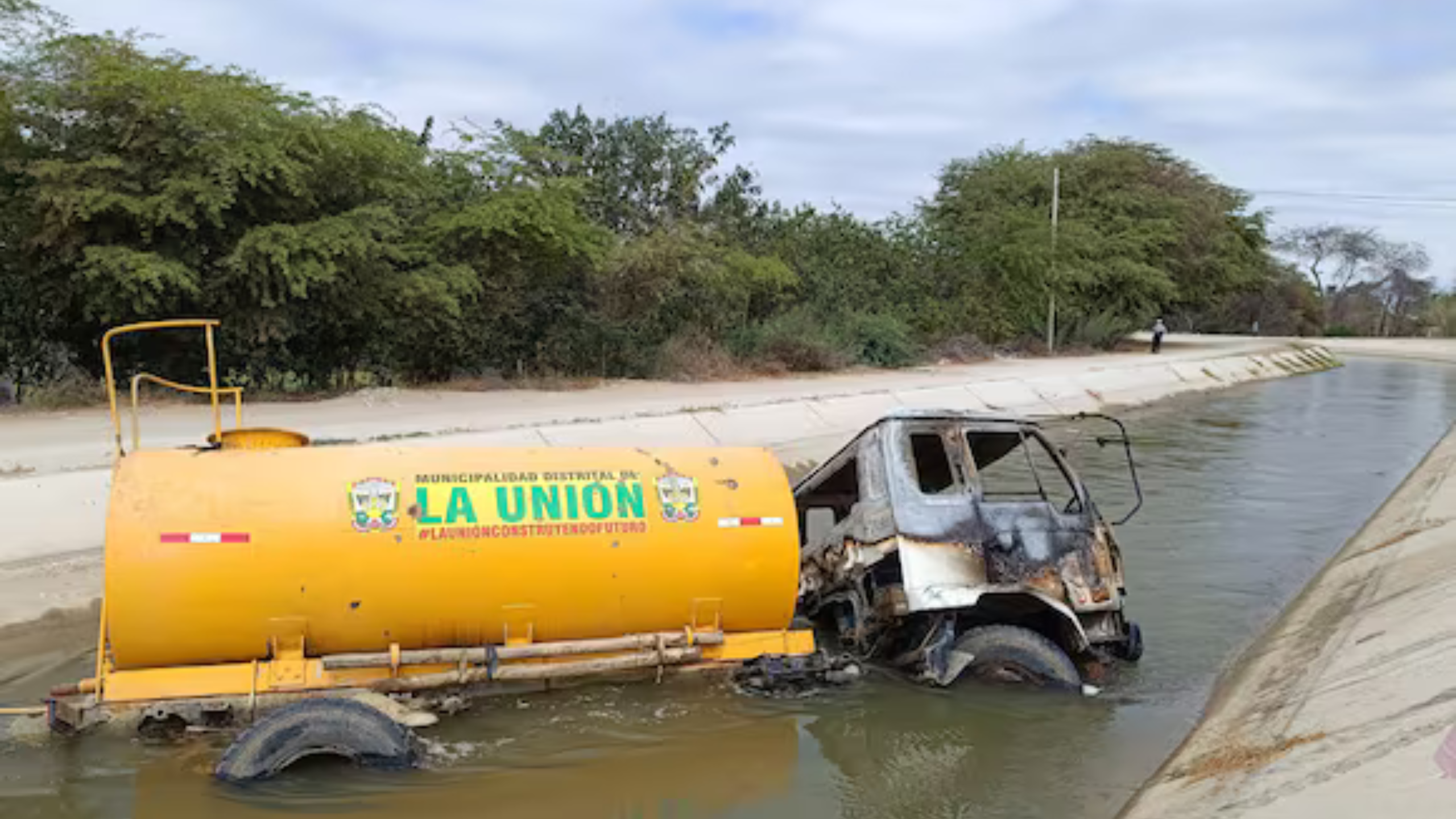Piura: Un chofer se salva de morir carbonizado al incendiarse cisterna y caer al canal
