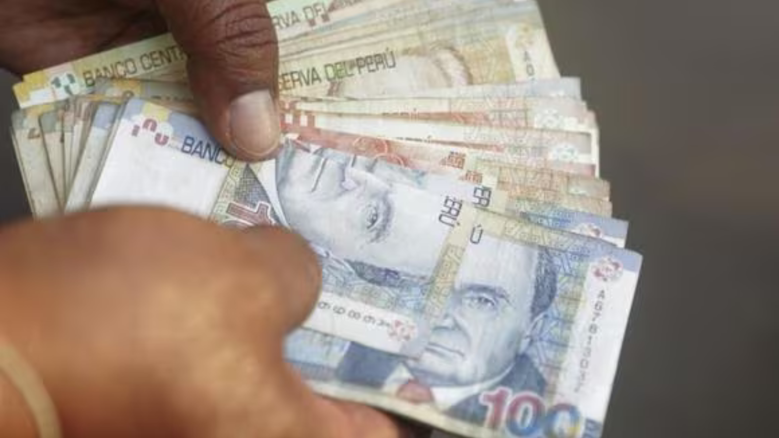 Decano de Economistas sugiere que sueldo mínimo aumente de manera gradual