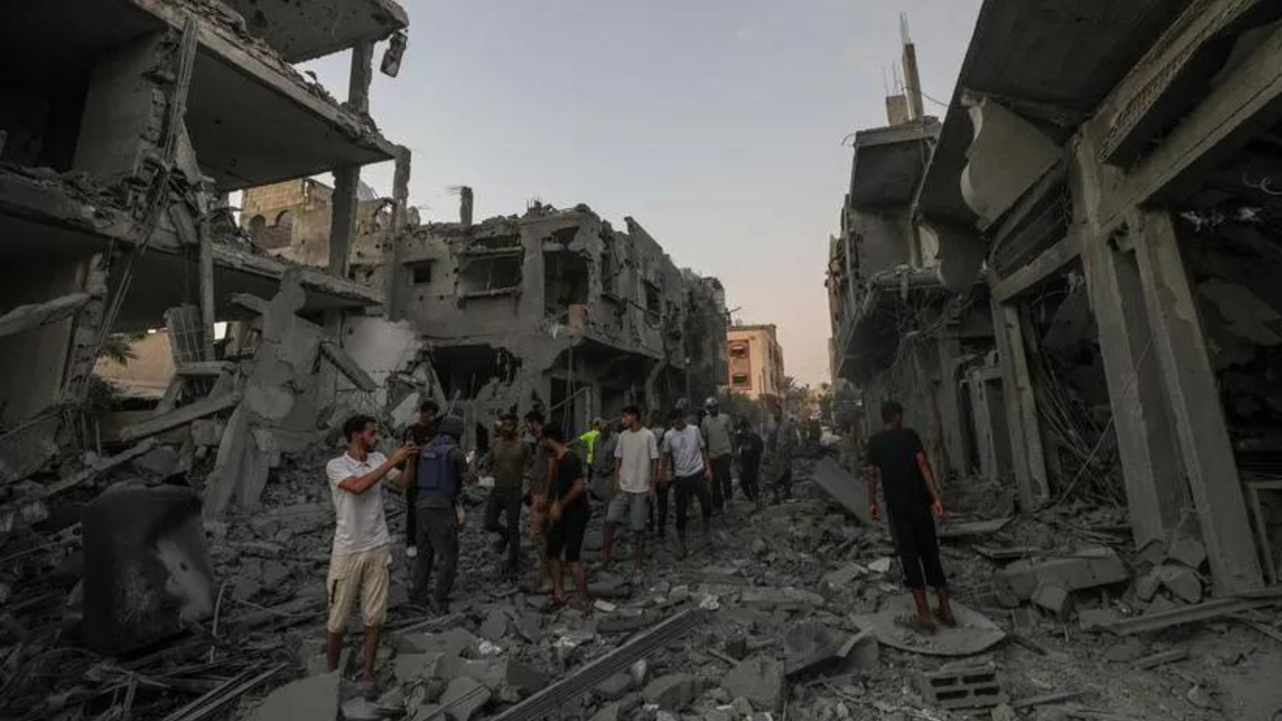 Tragedia en Gaza: más de 100 muertos tras bombardeo israelí a escuela refugio