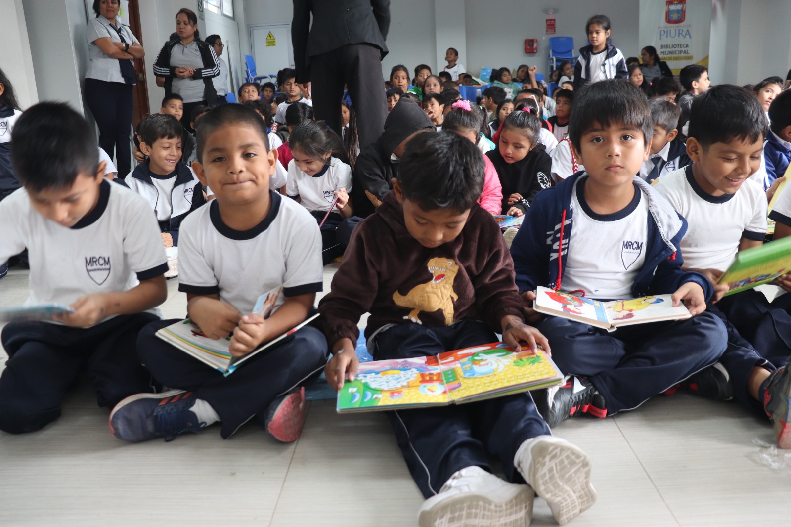 Piura: Con cuentos y bailes incentivan a niños de colegios públicos a la pasión por la lectura
