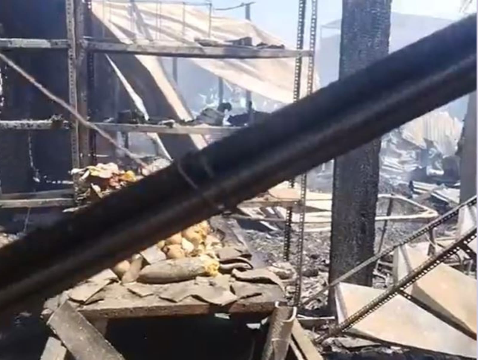 Piura: Cuatro familias en Los Polvorines pierden todo tras voraz incendio