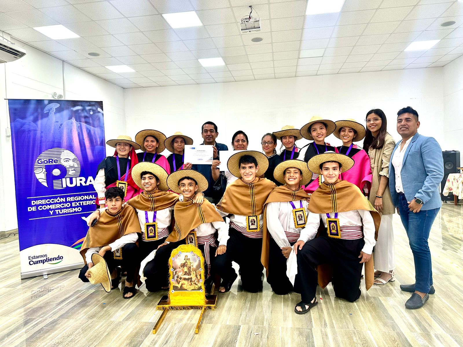 Piura: Premian en el Día del Folklore a colegio Samuel Ordóñez con tour turístico