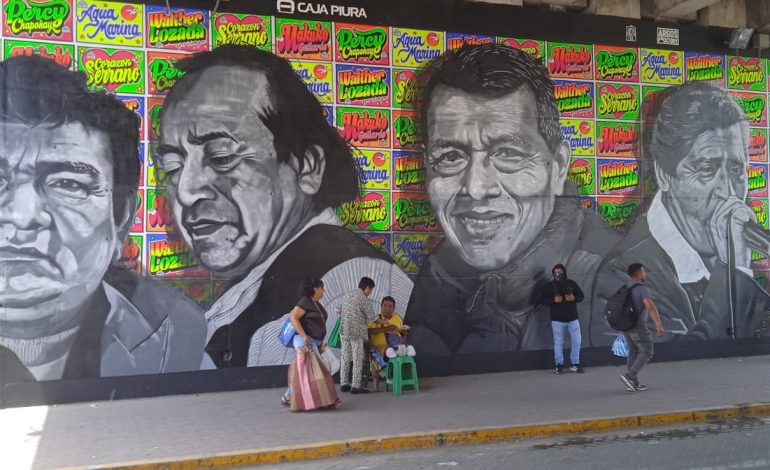 Gestor cultural Fernando Ríos en el mural de la cumbia