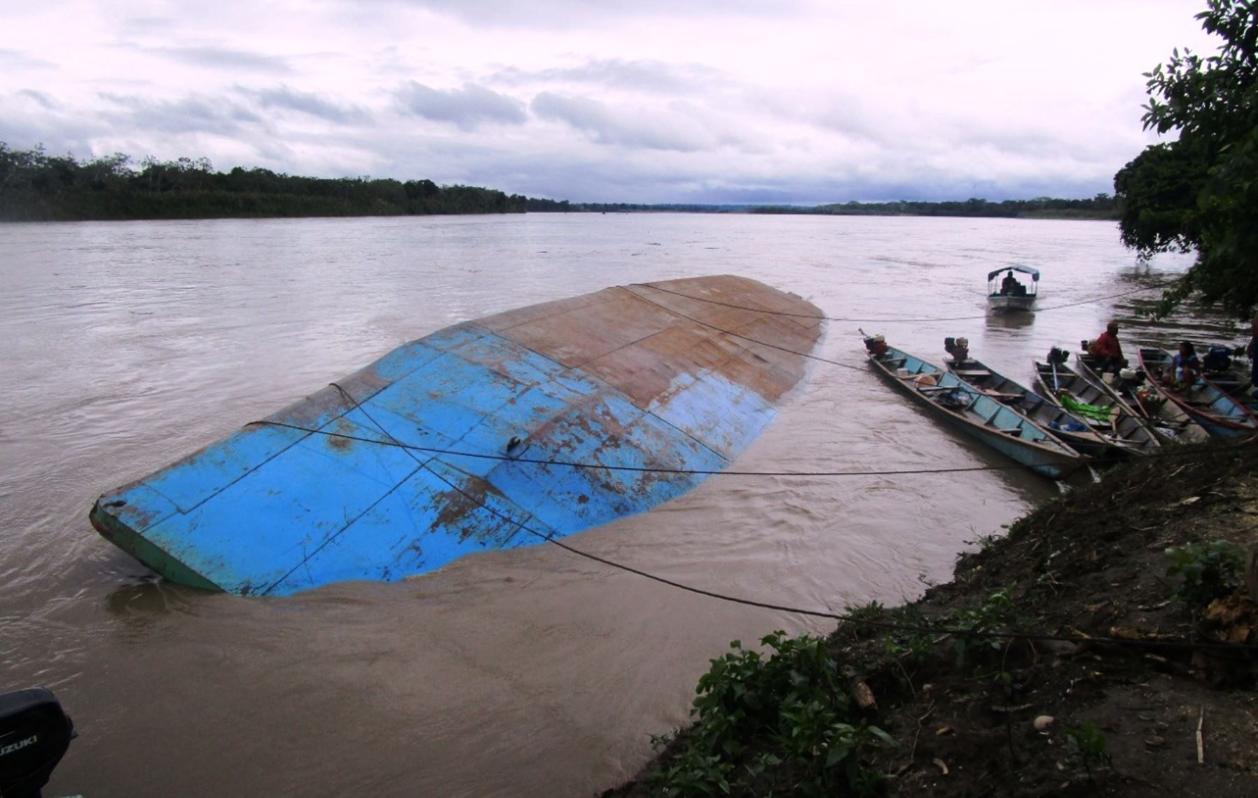 Tragedia en el río: Seis personas fallecen luego que embarcación naufragara