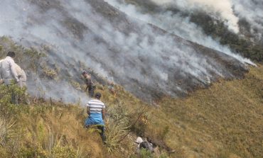 Ayabaca: Aeronave especializada de la FAP realiza operaciones para combatir incendio forestal