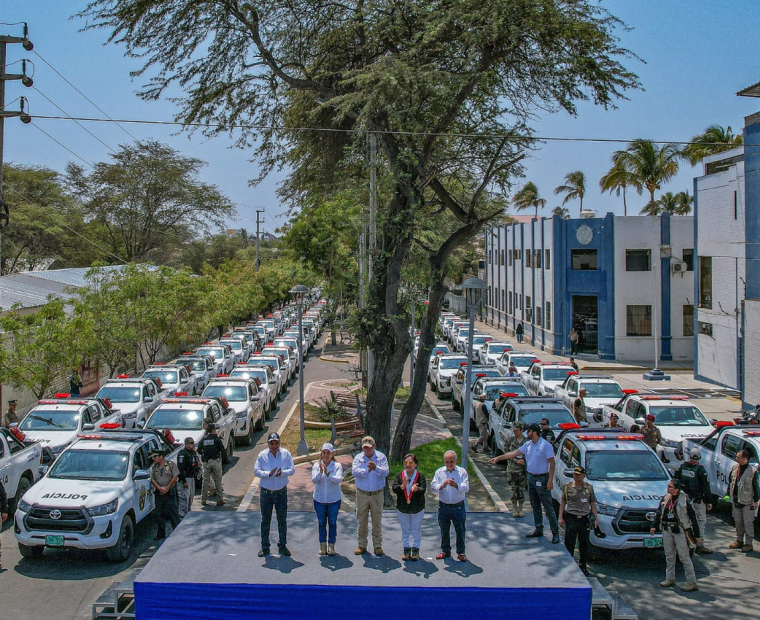 GORE Piura entrega 120 camionetas a PNP: presidenta asiste a ceremonia