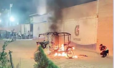 Piura: Población retiene a presunto delincuente y prenden fuego a mototaxi en Sullana