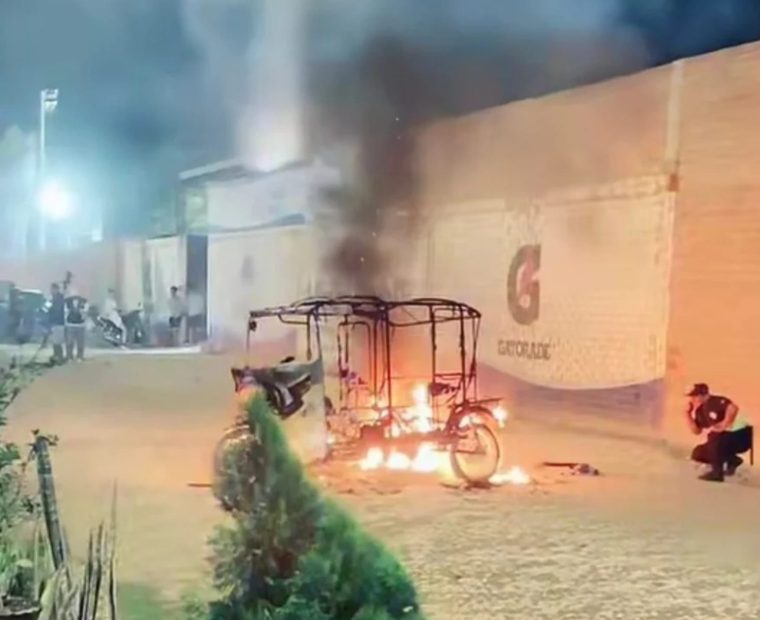 Piura: Población retiene a presunto delincuente y prenden fuego a mototaxi en Sullana