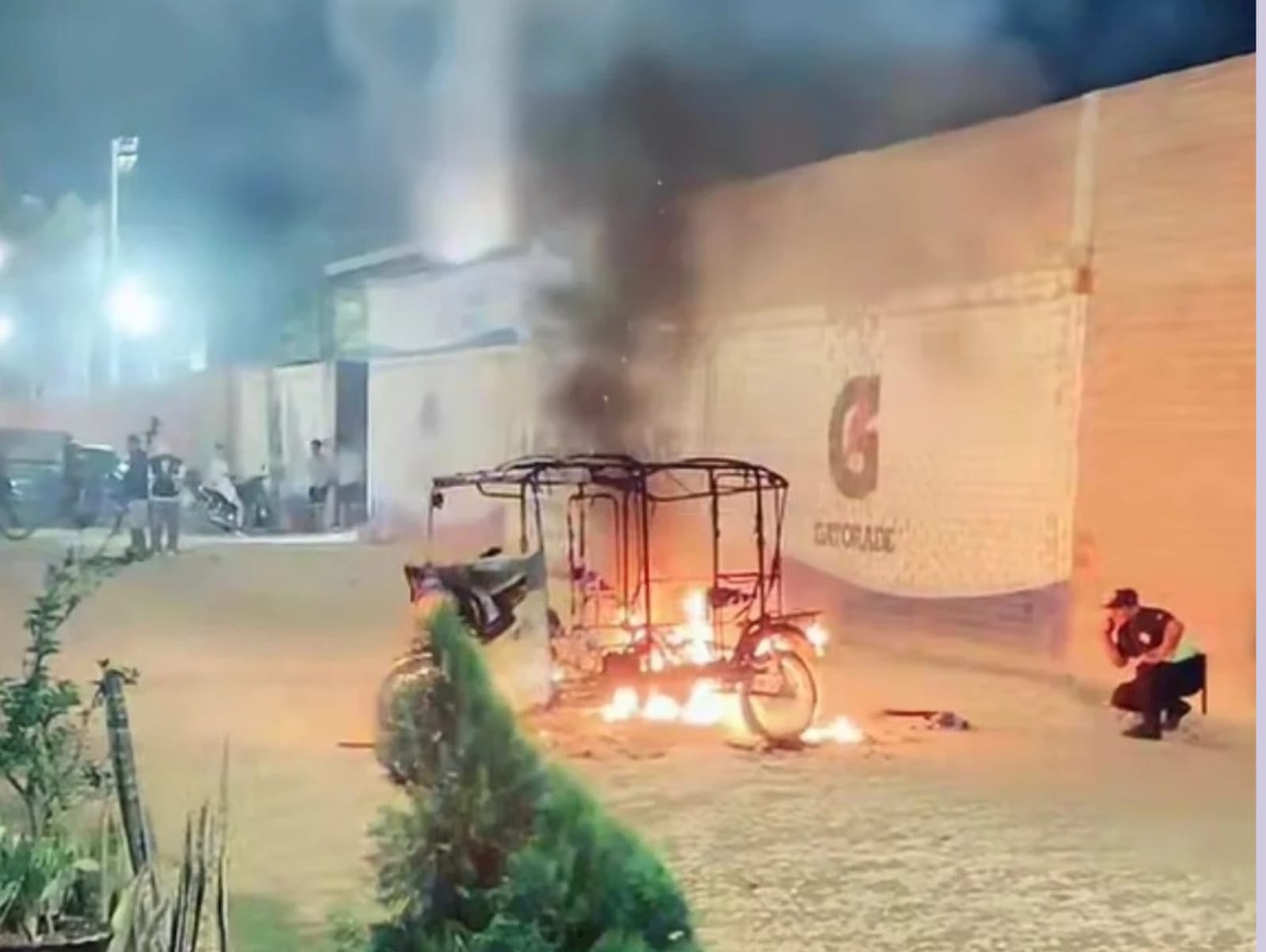 Piura: Población retiene a presunto delincuente y prenden fuego a mototaxi en Sullana