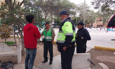 Piura: Dos extranjeros que consumían droga fueron desalojados de Parque Infantil