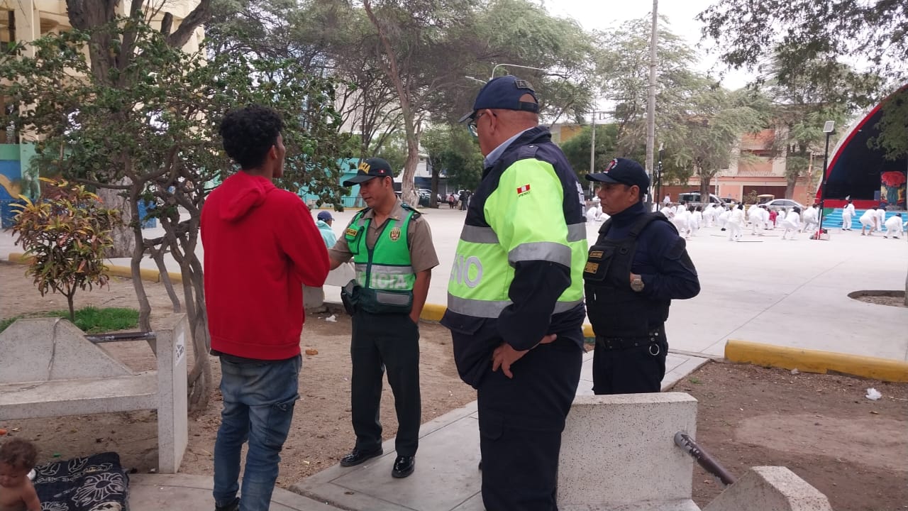Piura: Dos extranjeros que consumían droga fueron desalojados de Parque Infantil