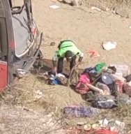 Piura: Captan a agente policial de Carreteras buscando en una mochila tras accidente de bus