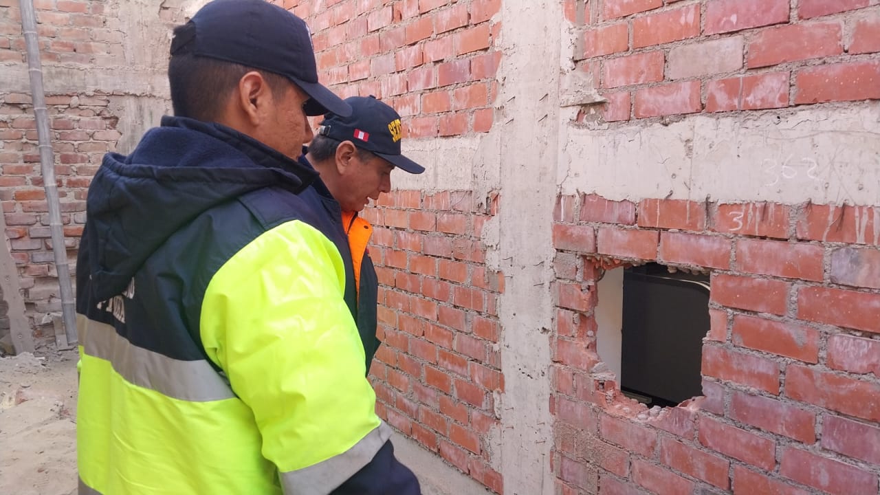 Piura: Delincuentes hacen forado en pared de tiendas Mass en Los Algarrobos