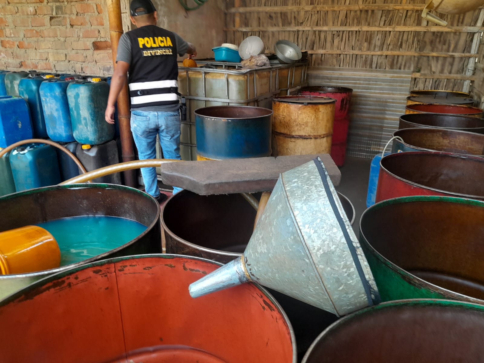 Piura: Policía interviene vivienda donde se almacenaba combustible de manera informal