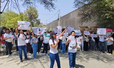 Piura: Por tercer día postulantes de UNP protestan en la entrada del recinto