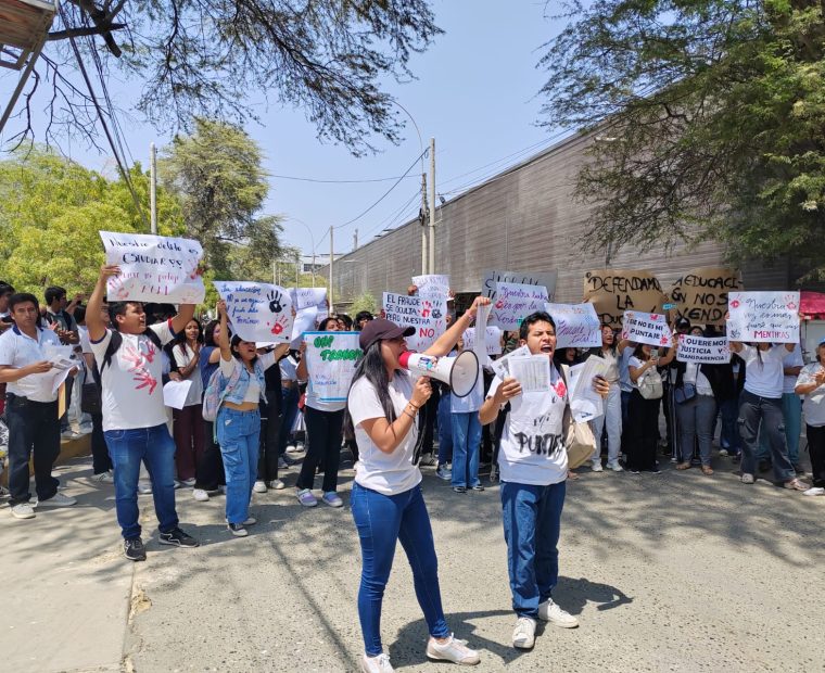 Piura: Por tercer día postulantes de UNP protestan en la entrada del recinto