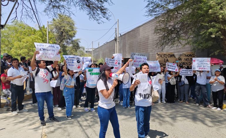 Piura: Por tercer día postulantes de UNP protestan en la entrada del recinto