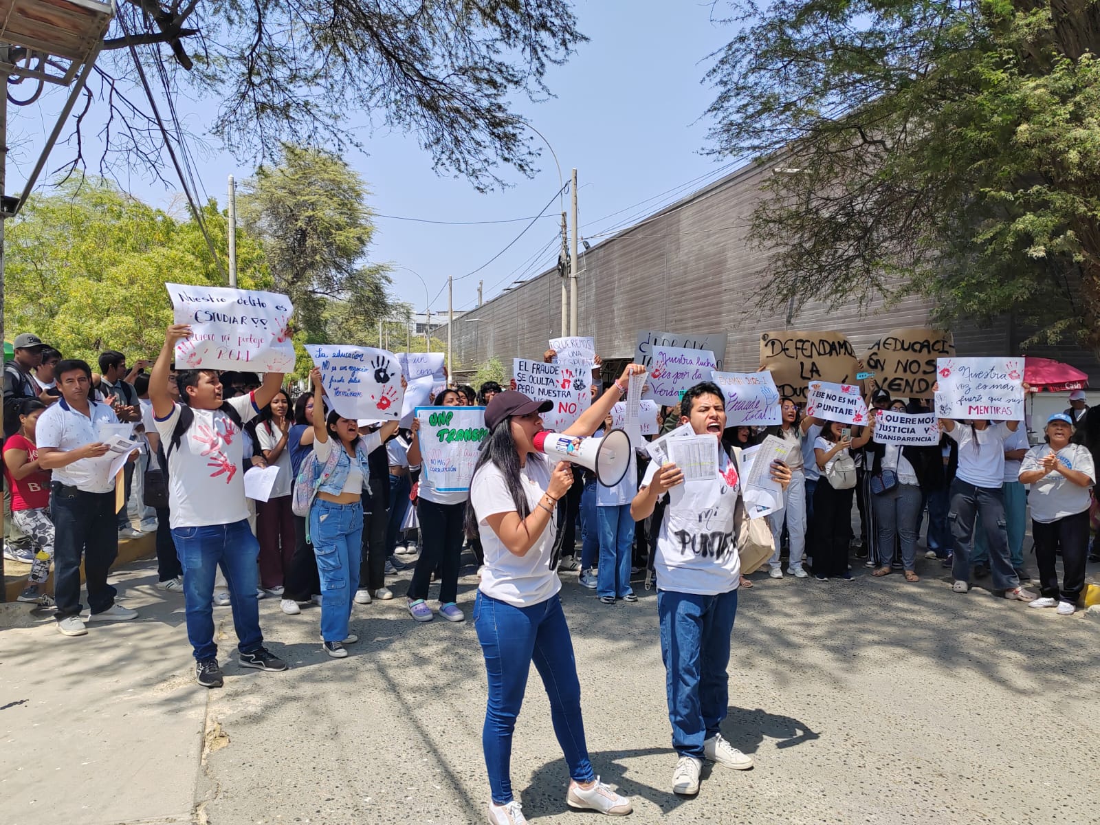 Piura: Por tercer día postulantes de UNP protestan en la entrada del recinto