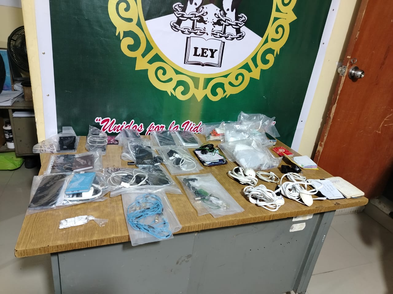 Piura: Siguen entrando celulares de alta gama al penal desde donde extorsionan a empresarios