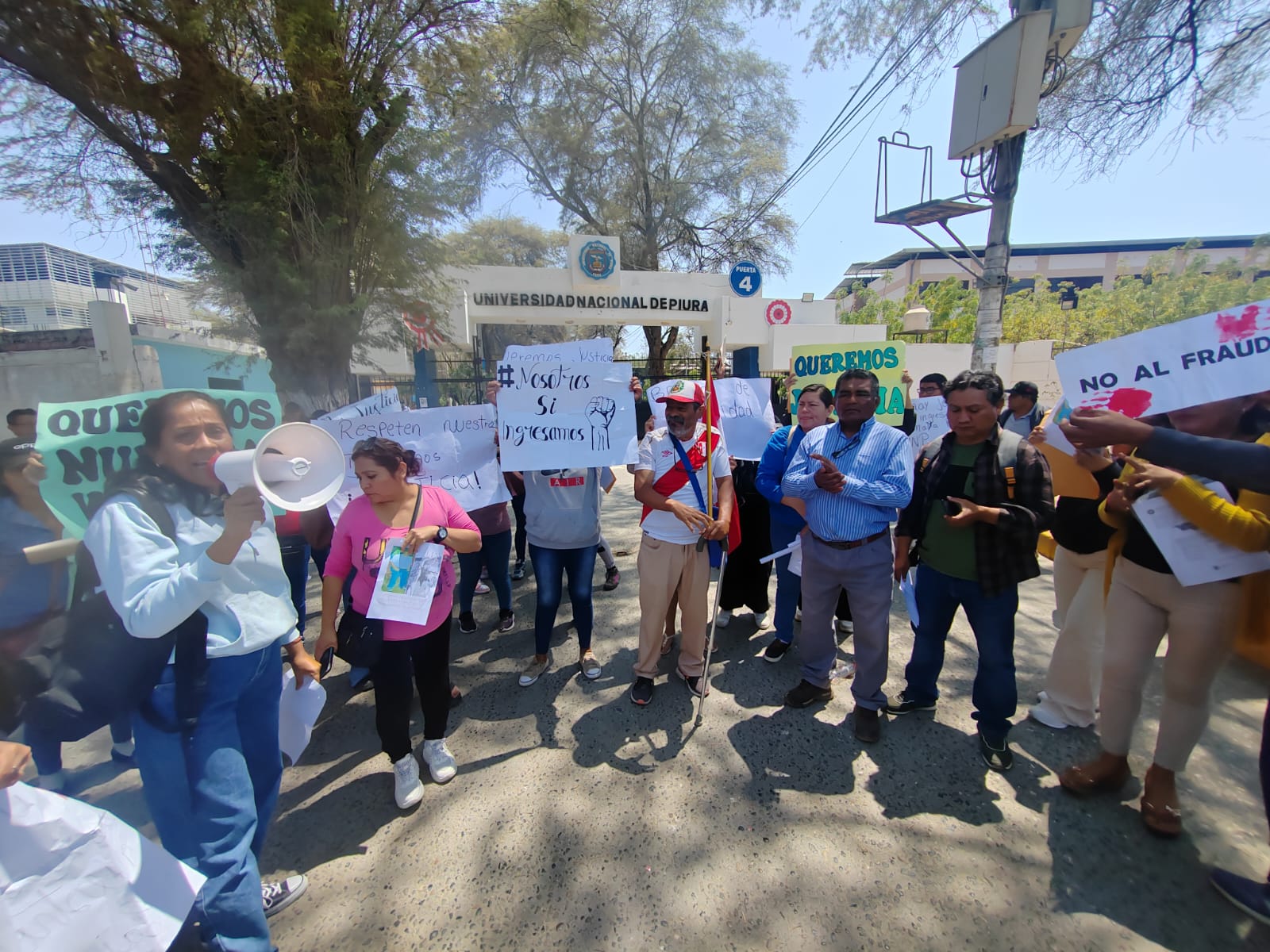 Piura: Postulantes excluidos de la lista de ingresantes protestan en la UNP