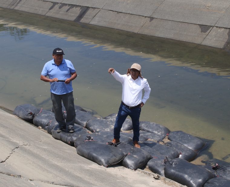 PECHP coloca más de 200 sacos con tierra para proteger losa del canal Daniel Escobar