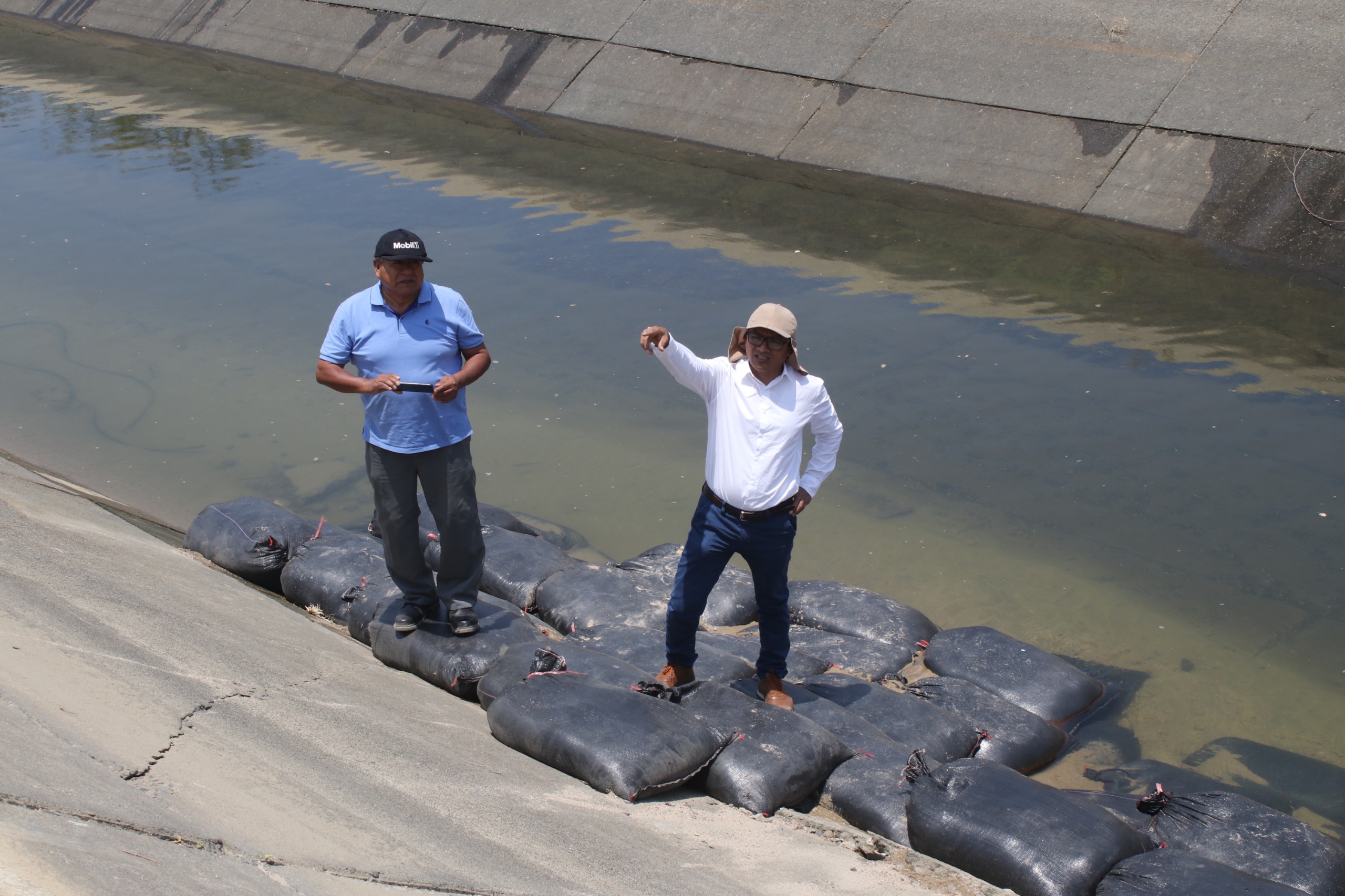 PECHP coloca más de 200 sacos con tierra para proteger losa del canal Daniel Escobar