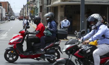 Prohíben dos personas a bordo de motocicleta en distrito en estado de Emergencia