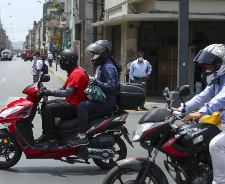 Prohíben dos personas a bordo de motocicleta en distrito en estado de Emergencia