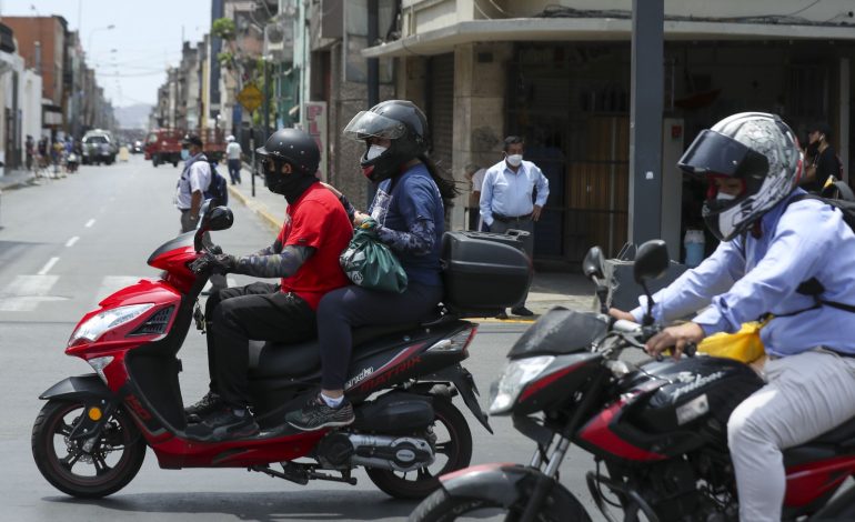 Prohíben dos personas a bordo de motocicleta en distrito en estado de Emergencia