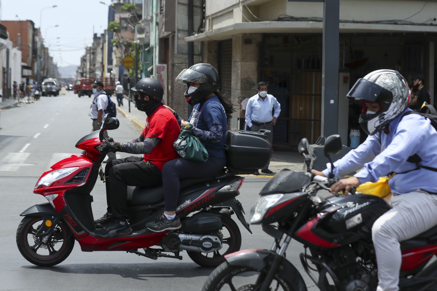 Prohíben dos personas a bordo de motocicleta en distrito en estado de Emergencia